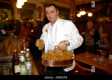 Kellner in Frankfurt Apfel Wein Pub, Deutschland Stockfoto