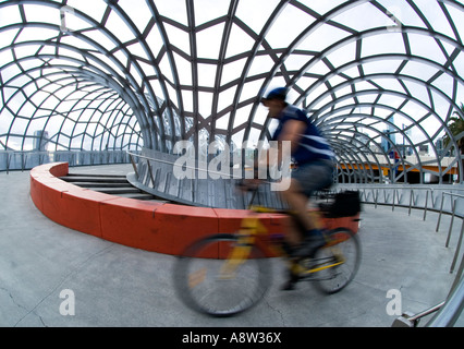 Radfahrer Überqueren der Stahl Webb Brücke über den Fluss Yarra in den Docklands von Melbourne Australien Stockfoto