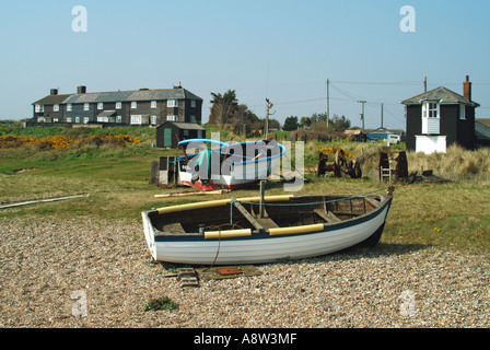 Sizewell Schindel Vorland mit gestrandeten Angelboote/Fischerboote und Cottages neben Kernkraftwerk Stockfoto