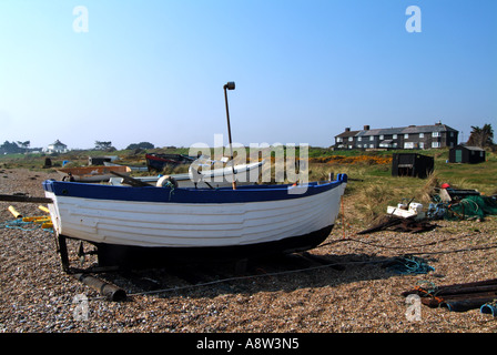 Sizewell Schindel Vorland mit gestrandeten Angelboote/Fischerboote und Hütten außerhalb in der Nähe des Kernkraftwerks Stockfoto