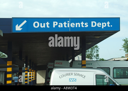 Auf Krankenhaus Eingang Vordach Zeichen für die Patienten der Abteilung mit NHS Kurier van und Krankenwagen warten Stockfoto