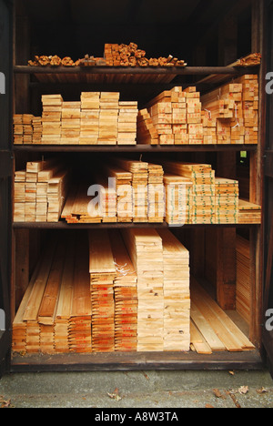 Holzlagerplatz mit vorbereiteten Wrot Holz in Regalen warten auf Auswahl und Kauf Stockfoto