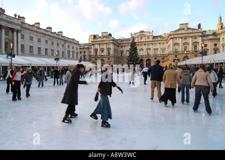 Historischer Innenhof des Somerset House mit Weihnachtsbaumschmuck und Menschen, die Eislaufbahn im Freien im Strand London England UK genießen Stockfoto
