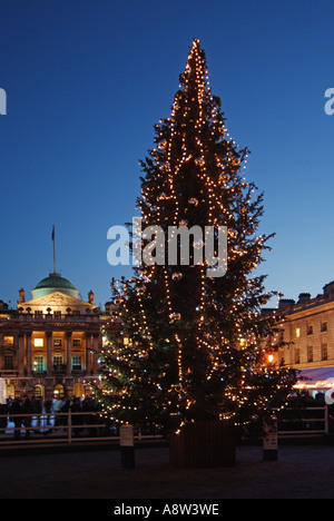 Historischer Innenhof des Somerset House mit Weihnachtsbaumschmuck und Menschen, die Eislaufbahn im Freien im Strand London England UK genießen Stockfoto