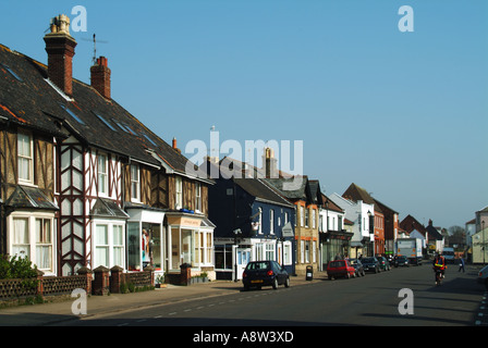 Aldeburgh gemischt Gebäudetypen in der High Street genommen noch nicht mehr als standard modernen nationalen Filialen umfasst Briefträger Stockfoto