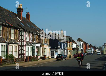 Aldeburgh gemischt Gebäudetypen in der High Street genommen noch nicht mehr als standard modernen nationalen Filialen umfasst Briefträger Stockfoto