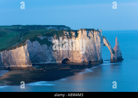 Etretat, wurde dieses kleine Dorf berühmt wegen seiner einzigartigen Lage an einem Schnitt in den Felsen der Alabaster-Küste Stockfoto