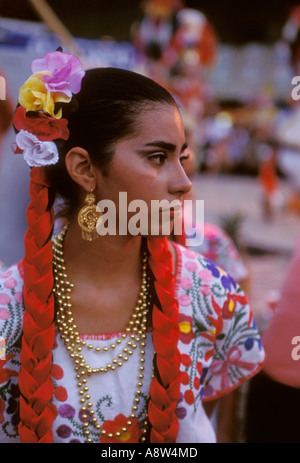 1, 1, mexikanische Frau, mexikanische, Frau, kostümierte Tänzer, Profil, Kopf und Schultern, Stadt Acapulco, Acapulco, Guerrero, Mexiko Stockfoto