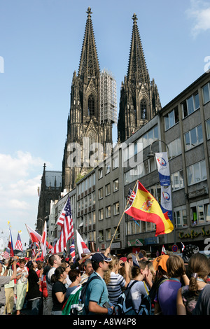 Deutschland, Nordrhein-Westfalen, Köln, Weltjugendtag 2005 Jugendliche vor der Kathedrale Stockfoto