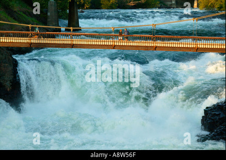 Eine Brücke über den Wasserfällen entlang der Spokane River und Riverfront Park Downtown Spokane Washington Stockfoto