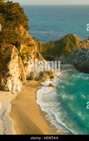 MC-Weg Creek Falls bei Julia Pfeiffer Burns State Park Central Coast Big Sur, Kalifornien Stockfoto