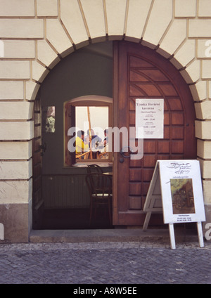 Menschen, die einen Drink in einem Café in einem lauschigen Innenhof Stockfoto