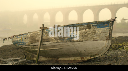 Boot vor nebligen Brücke Stockfoto