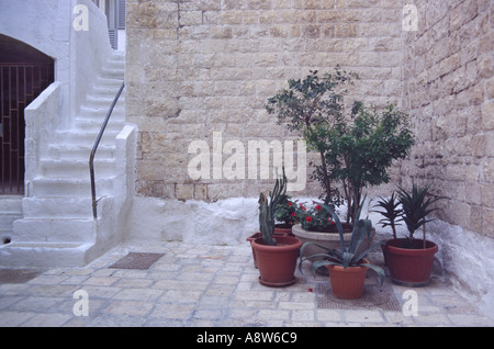 Ruhigen Innenhof in der Altstadt von Polignano Stockfoto