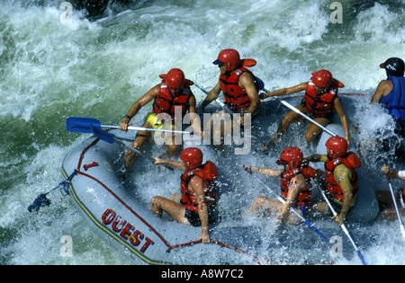 Wildwasser-rafting auf dem Sambesi-Fluss in der Nähe von Victoria Falls am Zambezi Nationalpark Simbabwe Afrika Stockfoto