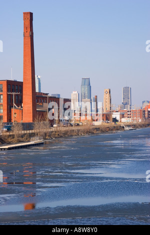 Blick auf die Innenstadt von Montreal aus dem Lachine-Kanal Stockfoto