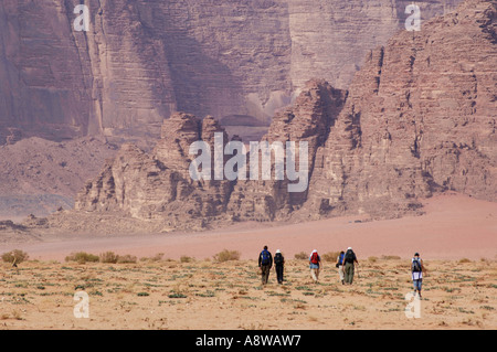 Wanderer in die Wüstenlandschaft von Wadi Rum Protected Area Jordanien Stockfoto