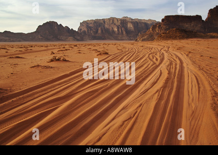 Reifenspuren in der Wüstenlandschaft von Wadi Rum Protected Area Jordan Stockfoto