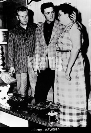 ELVIS PRESLEY mit seinem Vater Vernon und seine Mutter Gladys ca. 1956 Stockfoto