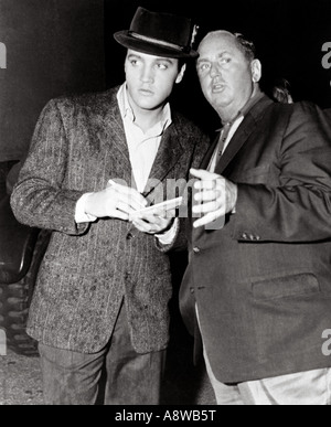 ELVIS PRESLEY mit seinem Manager Tom Parker Stockfoto