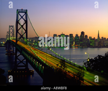 Oakland Bay Bridge und San Francisco Kalifornien USA in der Nacht Stockfoto
