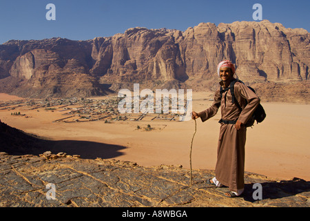 Salem Mohammed Qblan steht auf einem Felsvorsprung über sein Heimatdorf Rum Wadi Rum Protected Area Jordan Stockfoto