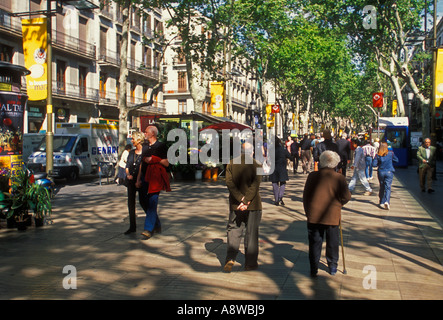 Spanier, Spanier, Touristen, Wandern, bummeln, La Rambla, Barcelona, Barcelona, Provinz Barcelona, Spanien, Europa Stockfoto