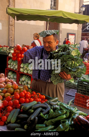 Spanier, Spanisch Mann, Shopping, Obst- und Gemüsemarkt, Markt, El Mercat de Sant Josep de la Boqueria, La Boqueria, Barcelona, Spanien, Europa Stockfoto