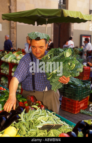 Spanier, Spanisch Mann, Shopping, Obst- und Gemüsemarkt, Markt, El Mercat de Sant Josep de la Boqueria, La Boqueria, Barcelona, Spanien, Europa Stockfoto