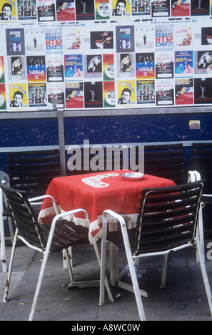 Leeres Café-Tisch auf einem Bürgersteig in Rokin Amsterdam Stockfoto
