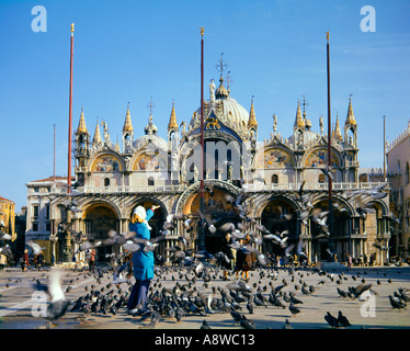 Frau Touristen füttern Tauben in Piazza San Marco Venice Italien Stockfoto