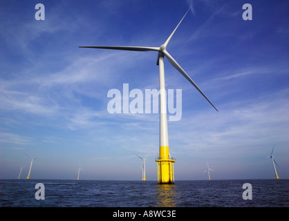 Windenergieanlagen im Scroby Sands abseits der Küste von Norfolk UK der Windpark von Great Yarmouth gesehen werden kann Stockfoto