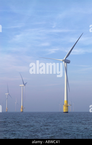 Windenergieanlagen im Scroby Sands abseits der Küste von Norfolk UK der Windpark von Great Yarmouth gesehen werden kann Stockfoto