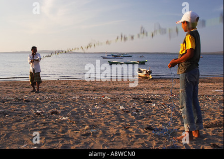 Mann bereitet seine Fischernetze Stockfoto