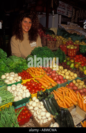 Französisch-kanadische Frau, Frau, Erwachsene Frau, franko-kanadischer, Gemüsehändler, Verkauf von Gemüse, Atwater Market, Montreal, Québec, Kanada Stockfoto
