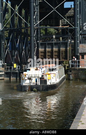 Boot betreten Anderton Boot Lift in der Nähe von Barnton Cheshire England Vereinigtes Königreich UK Stockfoto