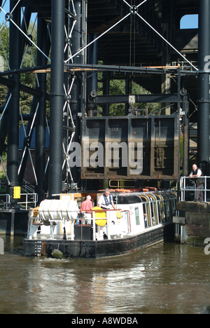 Boot betreten Anderton Boot Lift in der Nähe von Barnton Cheshire England Vereinigtes Königreich UK Stockfoto