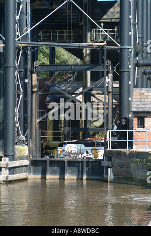 Schmale Boot gehoben Anderton Boot Lift in der Nähe von Barnton Cheshire England Vereinigtes Königreich UK Stockfoto