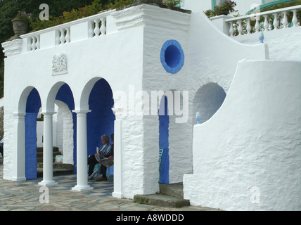 Altes Ehepaar entspannend im Tierheim am Wasser bei Portmeirion Dorf Wales Großbritannien UK Stockfoto