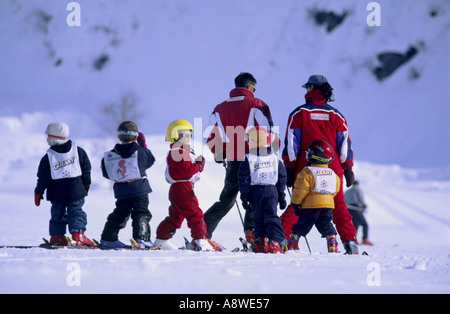 Zwei Skilehrer mit einem Kinder-Ski-Schule-le tour Argentiere Chamonix Frankreich Stockfoto