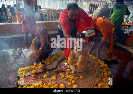 SUB90473 indische Pilger beten Angebot Wasser nach Lord Shiva Ujjain Tempel Indien Stockfoto