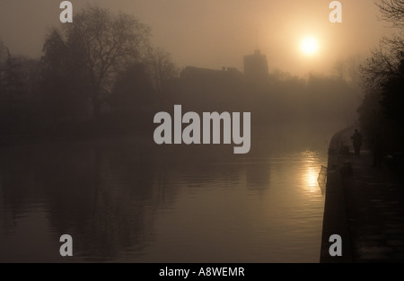 Eine neblige Fluss Medway in zentralen Maidstone mit Angler auf der rechten Seite und All Saints Church hinter. Kent, UK Stockfoto