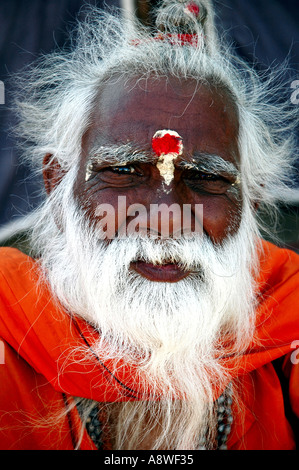 SUB90517 alten indischen Priester mit weißen Haaren Bart roten Schal und Tilak auf Stirn Stockfoto