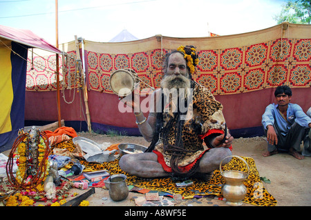 SUB90555 indischen Mann Priester Sadhu spielen Musikinstrument Hand Trommel damroo Stockfoto