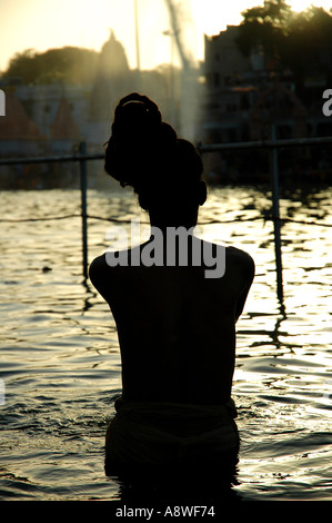 SUB90577 indischer heiliger Priester Sadhu verfilzten Haare Baden im Fluss Shipra während Ujjain Kumbh Mela Messe Madhya Pradesh, Indien Stockfoto