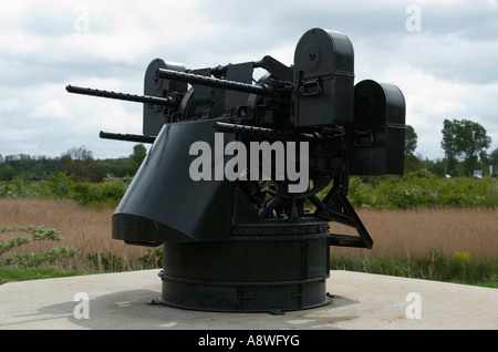 Flugabwehr-Maschinengewehr auf dem Display an Pegasus Bridge Memorial und Airborne Museum Benoueville Normandie Frankreich Stockfoto