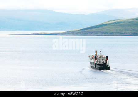 Fähre verlassen Tobermory auf der Isle of Mull, Reisen nach unten im Sound of Mull in Richtung Oban Stockfoto