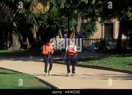 2, zwei, Spanier, Spanisch Jungs, Jungs, Studenten, Spaziergang im Park, La Ciutadella, La Ciutadella Park, Barcelona, Provinz Barcelona, Spanien, Europa Stockfoto