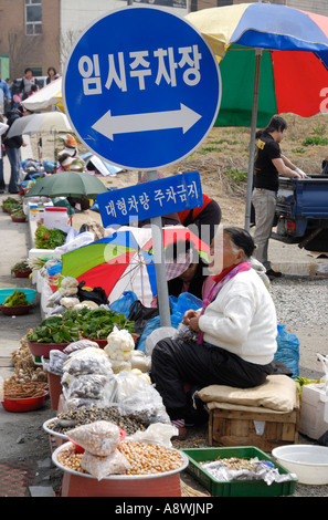 Ein älterer Landwirt auf einem traditionellen Straßenmarkt, Dangjin KR Stockfoto