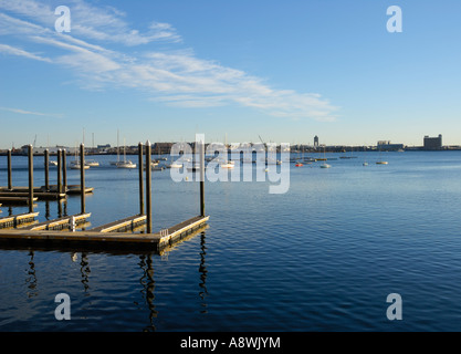 Boston Harbor bei Rowes Wharf, MA Stockfoto